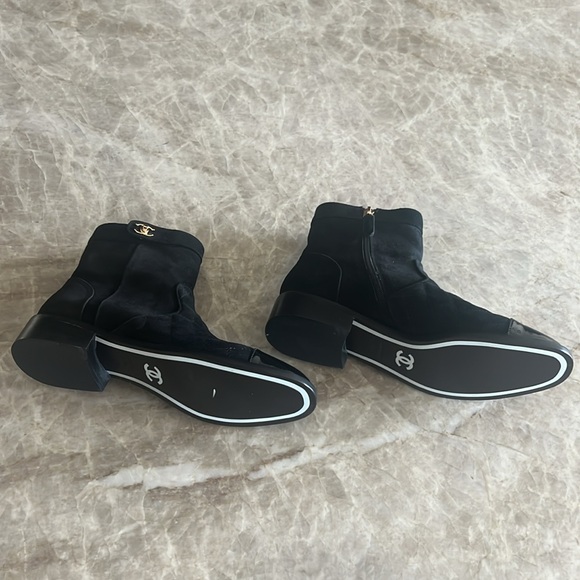 CC Chanel Suede Cap Toe Quilted Turnlock 1” Inch Stacked Heel Ankle Boots Sz 41 - Picture 12 of 15